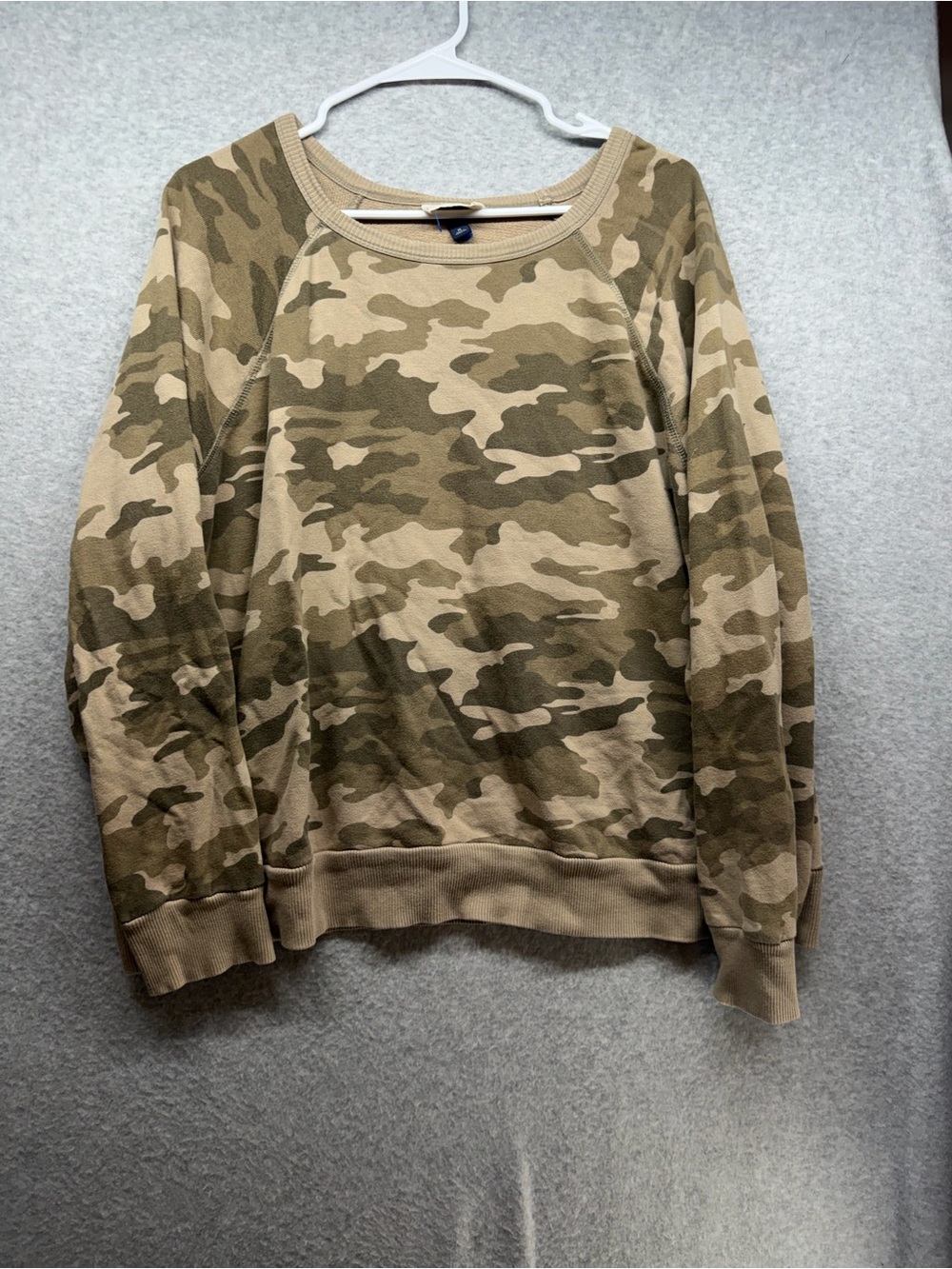 Universal Thread Women's Camo Pullover Sweatshirt - Beige & Olive